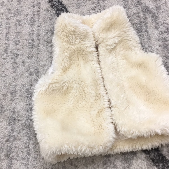 🦋FREE SHIP $50🦋 Jack & Jill Faux Fur Vest 18-24 - Picture 3 of 6